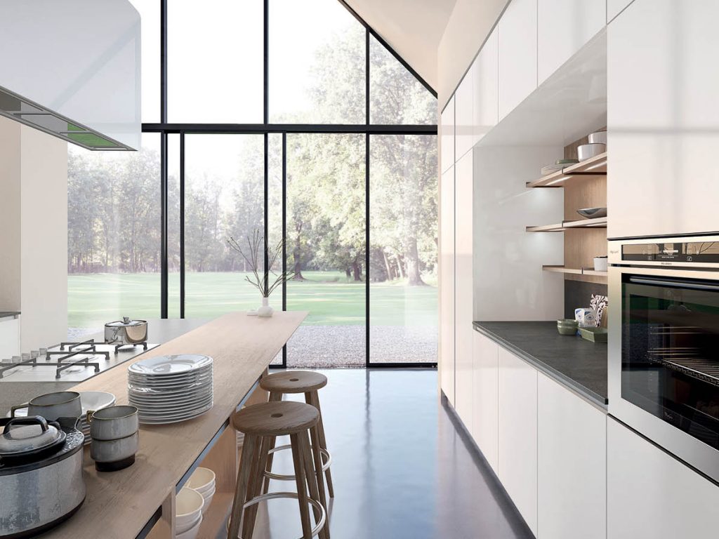 מטבח מודרני מול חלון מואר
