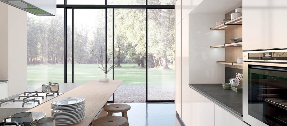 מטבח מודרני מול חלון מואר